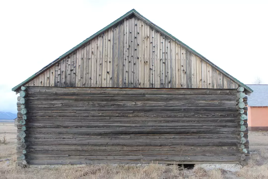 Rustic Charm: 2000 Sq Ft Barndominium Living